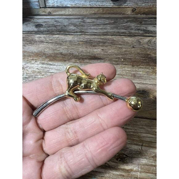Unbranded Jewelry - Vintage‎ Cat & Ball Motion Slide Pin Brooch Adjustable Goldtone Cat Playing